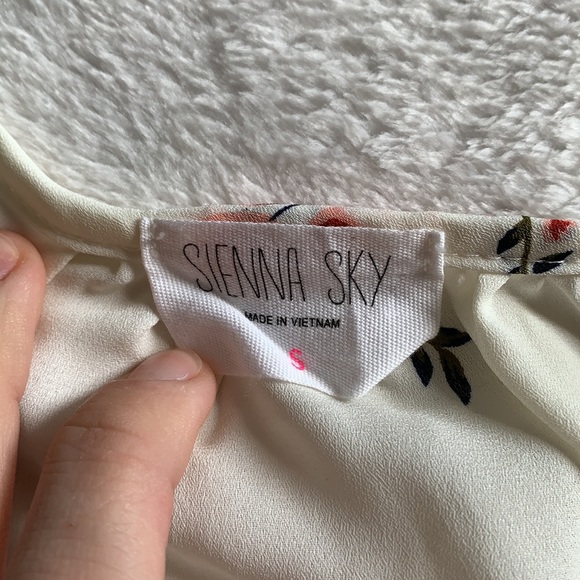 Sienna Sky woman’s floral Blouse. Size Small. - Picture 4 of 7
